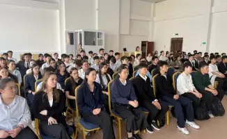 Школьники Астаны изучают цифровую безопасность на лекции экспертов