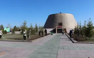 Сотрудники музеев Астаны очистили территорию города