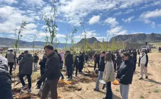 Субботник на берегу Или акция Таза Қазақстан высадка деревьев уборка мусора