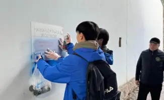 Участие полиции и волонтеров в рейде по ликвидации наркорекламы в Астане