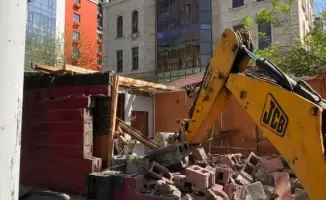 Снос самовольной постройки на пр. Сейфуллина, 526, продолжается в Алматы