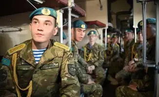 Торжественная встреча солдат в Астане: родные с гордостью приветствовали вернувшихся домой