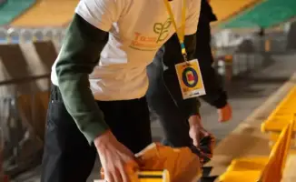 После футбольной битвы: болельщики и волонтеры объединили усилия для чистоты стадиона в Алматы