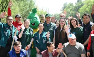 В Алматы прошел общегородской субботник в рамках республиканской экологической программы 'Таза Қазақстан', в котором приняли участие 55 тысяч человек, включая акима города Дархана. Мероприятие направлено на улучшение экологической ситуации в городе.