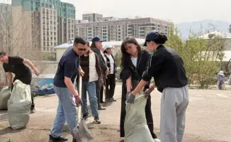 Объединение культуры и экологии: активное участие артистов Алматы в субботнике по очистке города