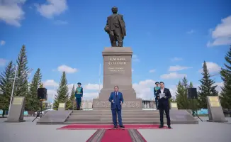 Церемония возложения цветов в Астане в честь 127-летия Каныша Сатпаева