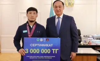 Ербол Карашукеев вручил награды призёрам чемпионата Азии