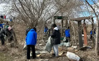 экологическая акция молодежи на набережной Есиля сбор мусора