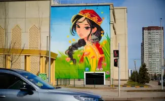 На улице Куанышбаева в Астане открыли новый мурал