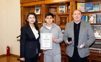 Аида Балаева вручила Дастану Сатпаеву премию «Дарын» в Алматы