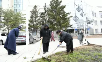 Деятели искусств Астаны провели субботник для улучшения чистоты города