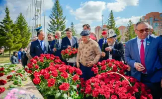 Церемония в Астане: цветы к памятнику Сатпаеву