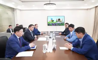 Встреча акима Туркестанской области с теннисистом Зангаром Нурланулы: новые перспективы для юного спортсмена