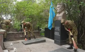 Курсанты Военно-инженерного института благоустроили захоронения казахстанских героев в Алматы