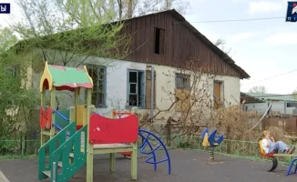 Жители Алматы обеспокоены безопасностью из-за заброшенного общежития, ставшего пристанищем для бездомных.