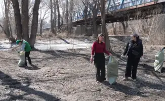 Студенты и волонтеры Семее очистили остров Бейбітшілік в рамках акции 'Таза Қазақстан'