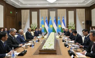 Касым-Жомарт Токаев и Шавкат Мирзиёев обсудили беспрецедентно высокий уровень отношений между Казахстаном и Узбекистаном на неформальной встрече.