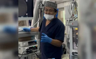 В Алматы врачи провели уникальную операцию, удалив гной из 15-сантиметровой кисты, что позволило спасти 45-летнюю пациентку с тяжелым осложнением поджелудочной железы.