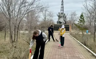 Волонтёрское движение в Наурзумском районе очищает памятник ветеранам