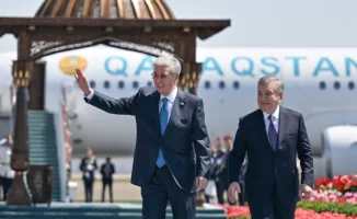 Токаев в Узбекистане: встреча с цветами и танцами