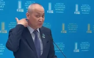 Депутат Жанбыршин продемонстрировал чипирование животных в Мажилисе