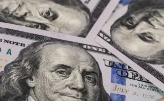 Курс доллара в обменниках Казахстана продолжает стремительно падать, сообщают корреспонденты Tengrinews.kz.