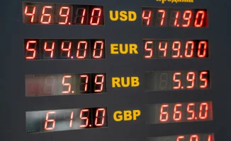 Доллар покинул трон: обменники Казахстана отмечают резкое падение курса