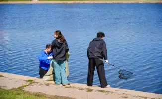 Экологическая акция уборки набережной реки Есиль в Астане с участием волонтеров