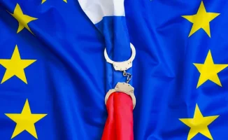 Европейский Союз адаптирует санкционную стратегию против России, впервые введя санкции против третьей страны и применяя точечное давление на энергетику и финансы, что свидетельствует о серьезной эволюции подхода к ограничительным мерам.