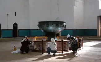 Уборка мавзолея Ходжи Ахмеда Ясави в рамках экологической акции "Таза Қазақстан" как шаг к сохранению культурного наследия