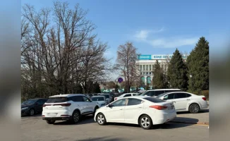 Хаос на парковке у акимата Алматы: полиция реагирует на нарушения, горожане обсуждают фото с неправильно припаркованными автомобилями