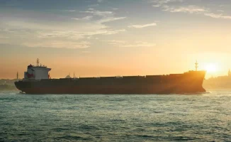 Иранский супертанкер успешно преодолел морскую блокаду США в Ормузском проливе, доставив два миллиона баррелей нефти