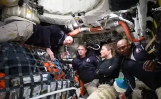 НАСА запускает новую эру космических исследований: астронавты 'Артемида-2' успешно выходят на лунную орбиту, открывая путь к будущим миссиям на Луне и за её пределами.