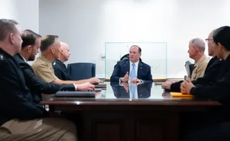 Министр ВМС США Джон Фелан отправлен в отставку на фоне конфликта с Ираном. Решение вступило в силу немедленно, что подчеркивает серьезность ситуации и возможные изменения в военно-морской стратегии администрации президента Дональда Трампа.