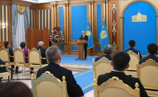 Токаев подчеркивает важность ответственности и дисциплины на церемонии награждения учёных