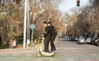 В Алматы самокатчик сбил девушку и скрылся: инцидент вновь поднимает вопросы безопасности на улицах города