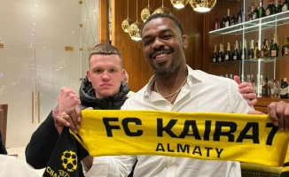 Казахстанец подарил шарф Джону Джонсу: как жест доброй воли обернулся неожиданным испытанием