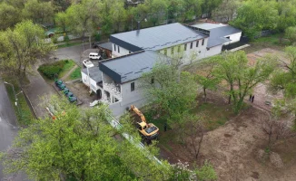 В Алматы сносят незаконную пристройку к кафе