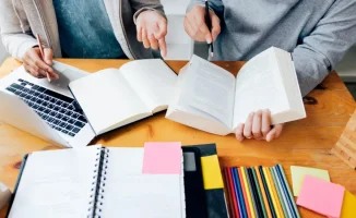 Казахстанские выпускники рискуют потерять деньги: обязательная отработка грантов в 2026 году и судебные иски за невыполнение условий