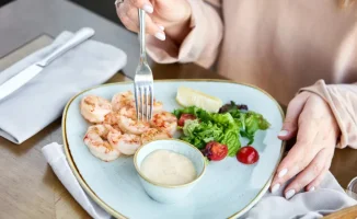 Запрет на вход с едой в кафе: юридические последствия для казахстанцев и заведения общепита