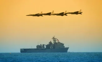 Увеличение военно-морского присутствия США: как новые операции против Ирана могут повлиять на общественное мнение и безопасность в международных водах