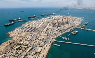 США и Израиль нанесли удары по главному нефтяному узлу Ирана на острове Харк, сообщает Tengrinews.kz. Операция направлена на разрушение инфраструктуры, связанной с экспортом нефти. Подтверждено, что удары были нанесены в рамках совместной военной операции