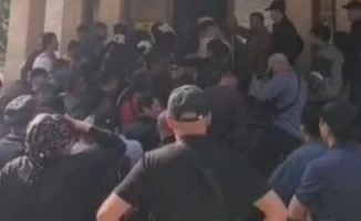 Столпотворение у миграционного ЦОНа в Алматы: иностранцы жалуются на неудобства при посещении