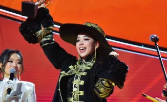 Токаев поздравил монгольскую певицу с триумфом в Астане