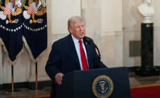 Танец под звездами: Трамп и Мелания покинули вечерний бал в Вашингтоне под звуки тревоги