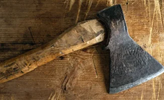 В Алматы ученица пришла в школу с топором, получив указание из соцсетей; полиция проводит расследование