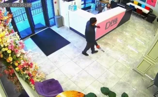 Алматы: Мужчина с газовым ключом в крови устроил переполох в салоне красоты