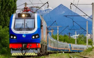 Долг национальной компании 'Қазақстан темір жолы' (КТЖ) превысил 3 триллиона тенге, что вызывает серьёзные опасения у депутатов. Они предупреждают о возможных серьёзных последствиях, если не будут приняты меры для решения данной проблемы.