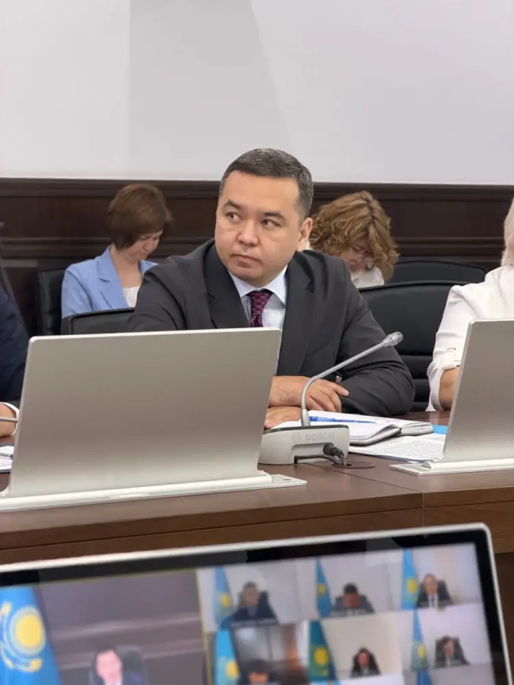 Сегодня в областном акимате рассмотрели вопросы передачи возвращенных земель хозяйствам, а также подвели итоги месячника чистоты, проведенного в рамках республиканской экологической концепции «Таза Қазақстан» (7)