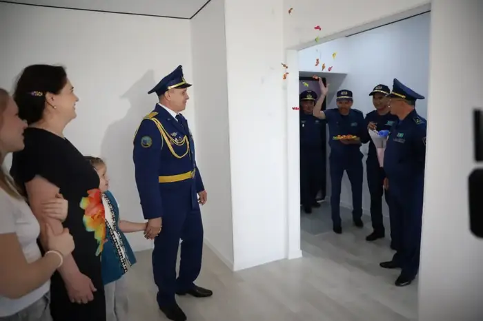 В Астане к профессиональному празднику семьи военнослужащих получили квартиры (6)